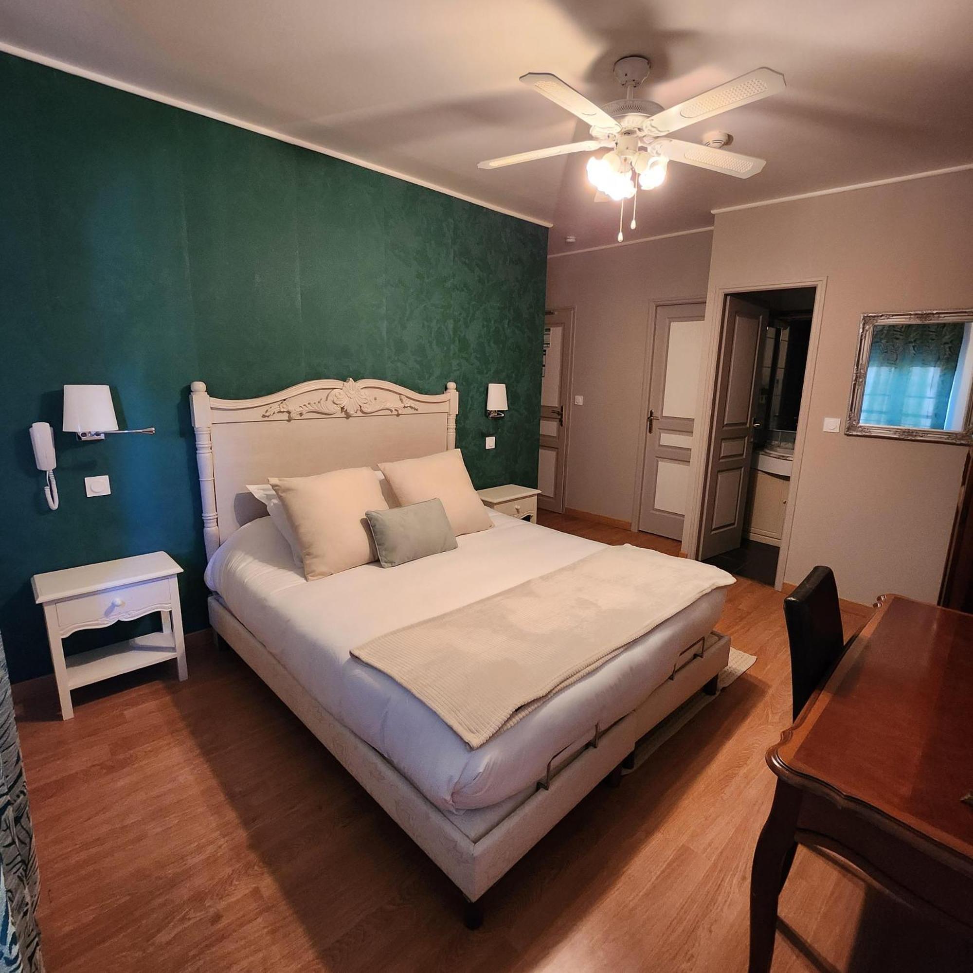 Hotel La Tour Perrier Eyrans-de Soudiac Dış mekan fotoğraf